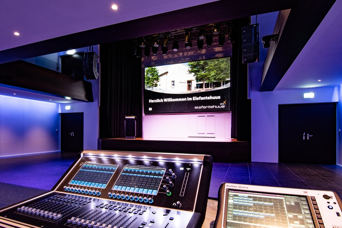 06B - Elefantehuus - Stage from FOH BLUE - LED Display ON - Landscape - (c) Dirk Noy