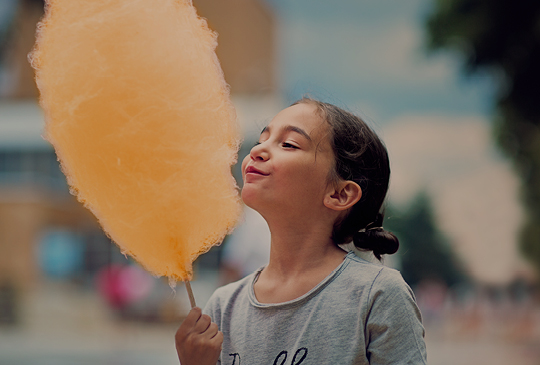 EBL Arealfest Mädchen mit Zuckerwatte