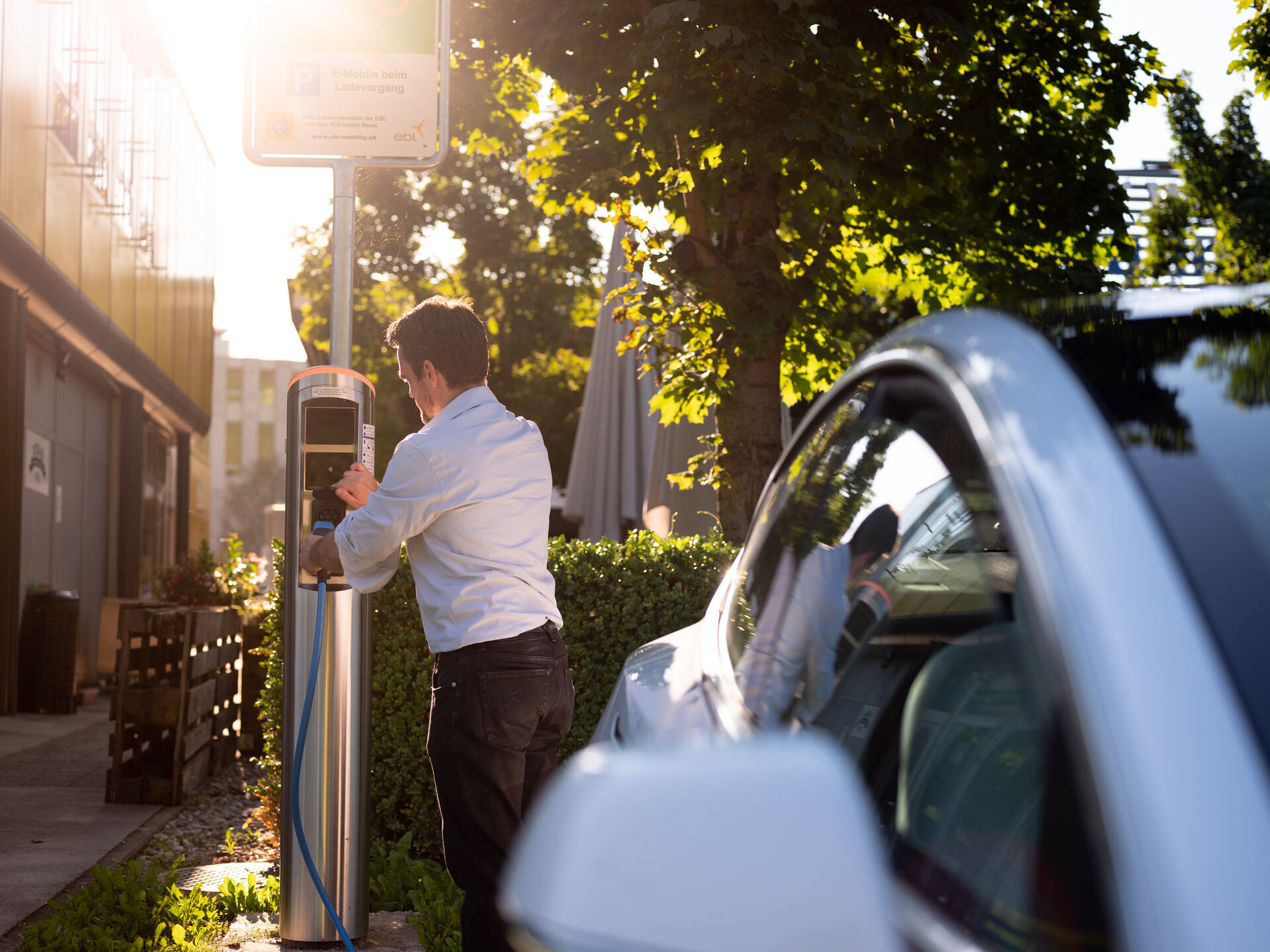 Kunde an Ladestation E-Mobility