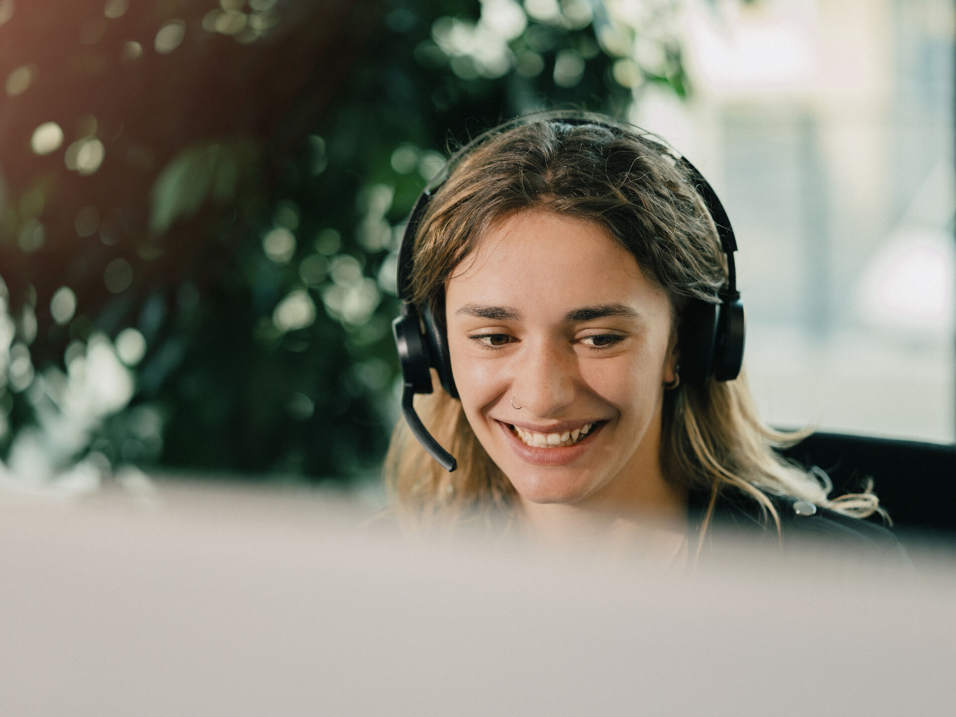 Kundendienst Mitarbeiterin am Telefon