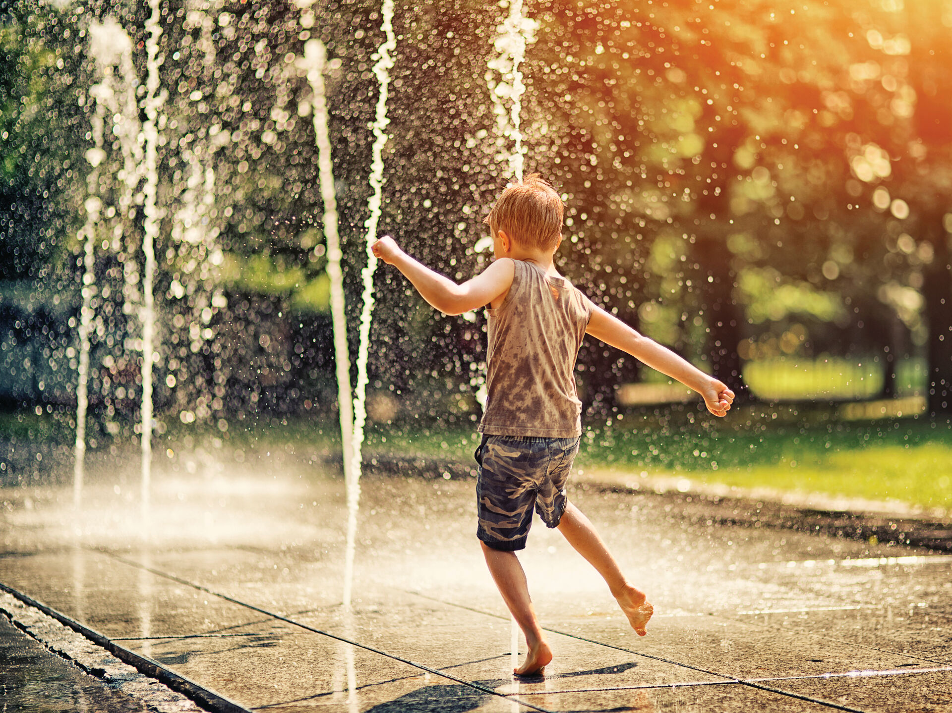 Kind spielt mit Wasser