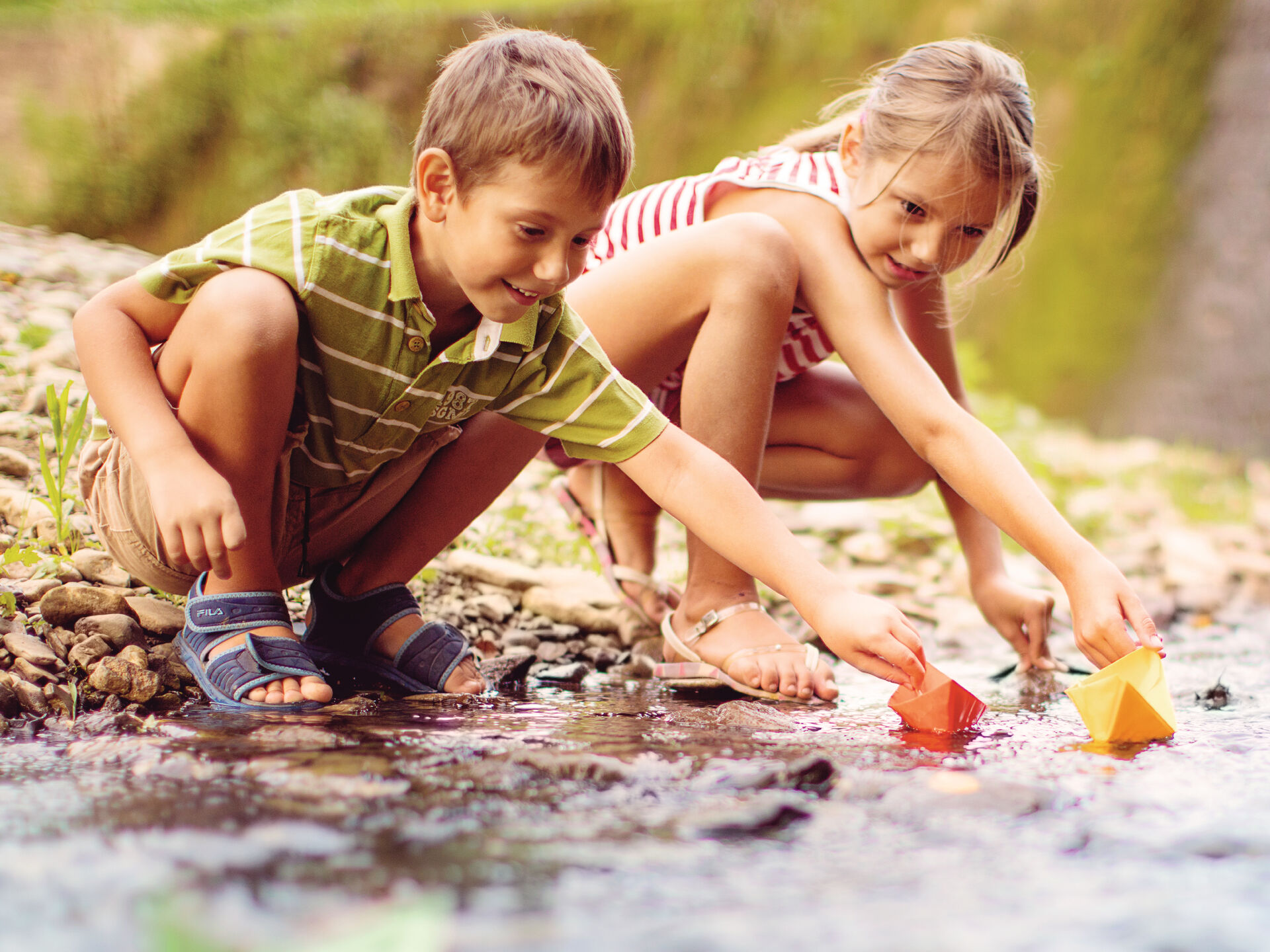 Kinder spielen am Fluss