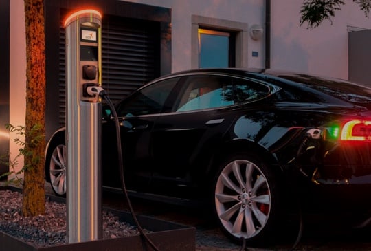 schwarzes Auto neben EBL Ladesäule