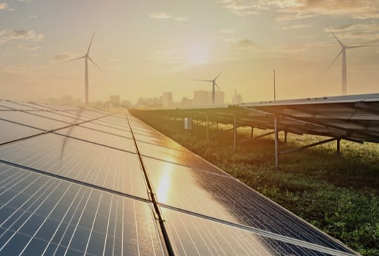 Solaranlage mit Windräder im Hintergrund