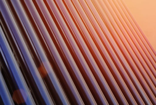 Solarpanels herangezoomt im Sonnenuntergang