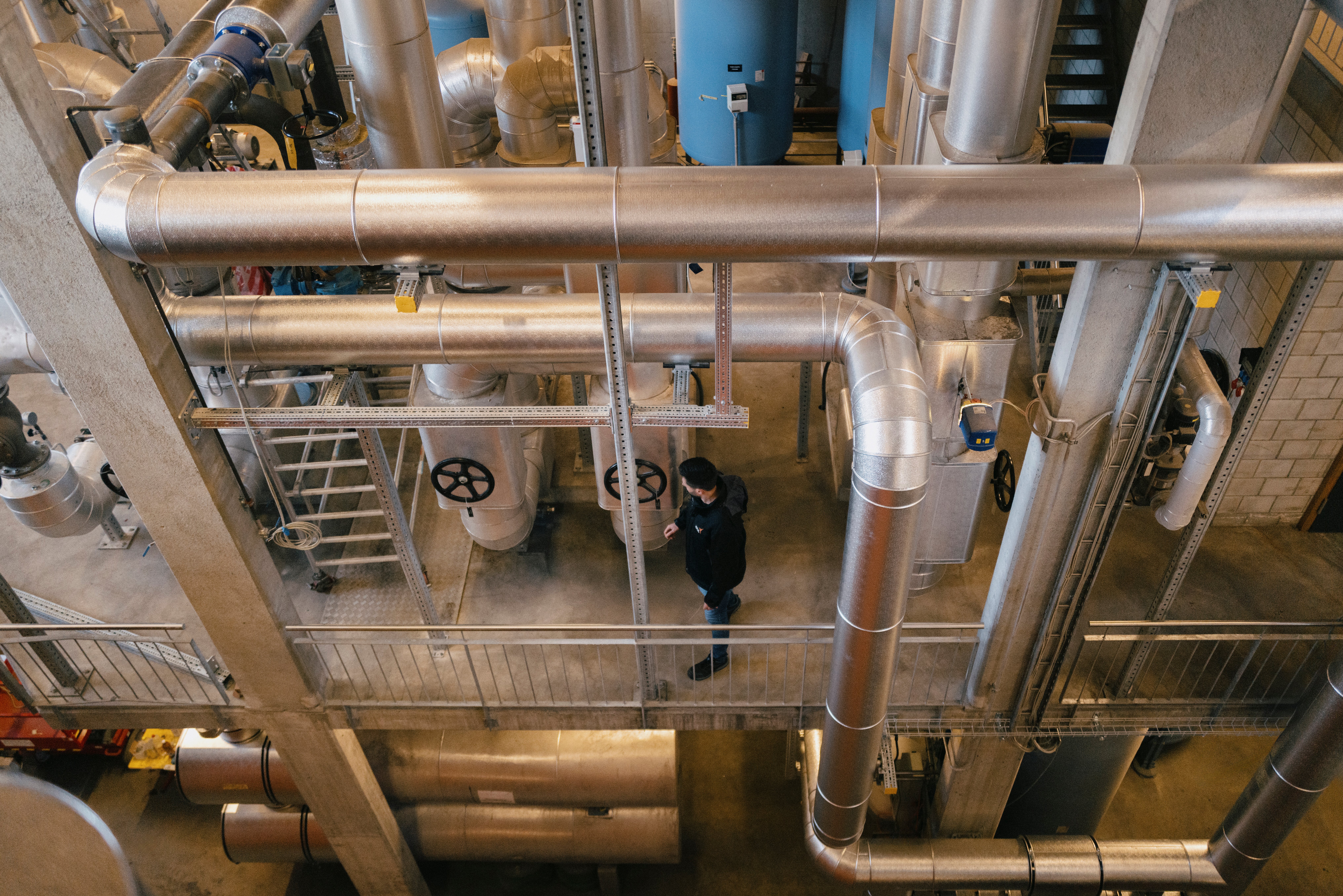 Collaborateurs travaillant sur les conduites thermiques