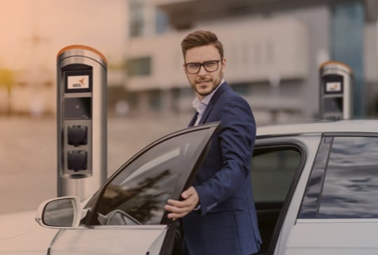 Mann steigt aus Auto aus neben EBL Ladesäule