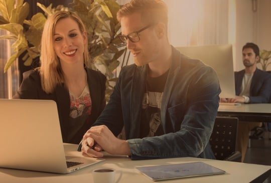 Mann und Frau an Computer