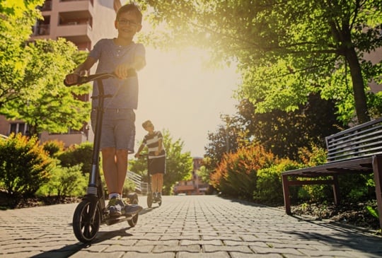 Kinder mit Scooter