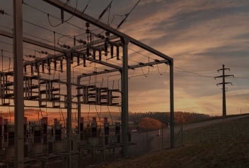 Hochspannungsleitungen bei Sonnenuntergang