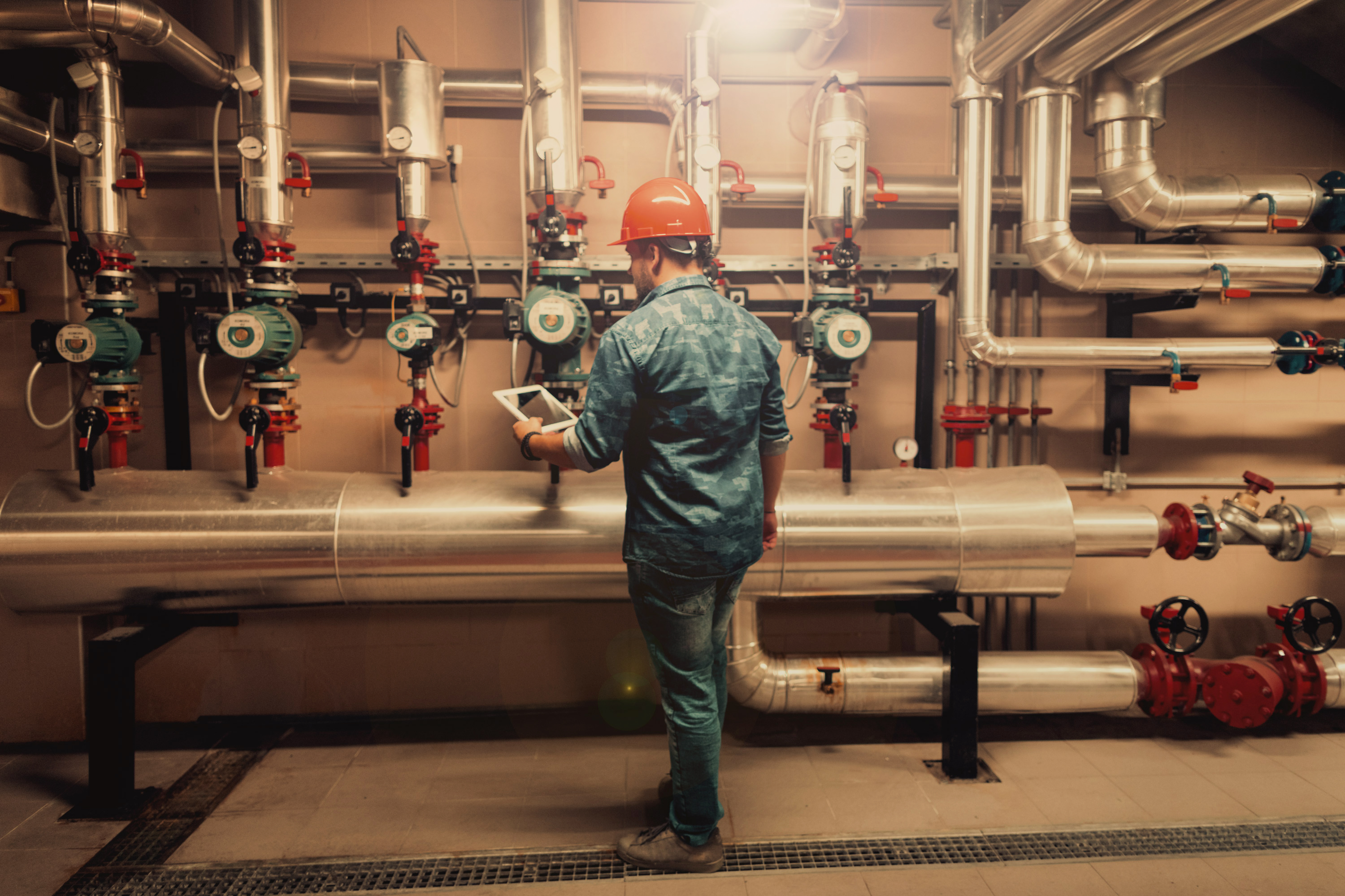 Collaborateurs travaillant sur les conduites thermiques