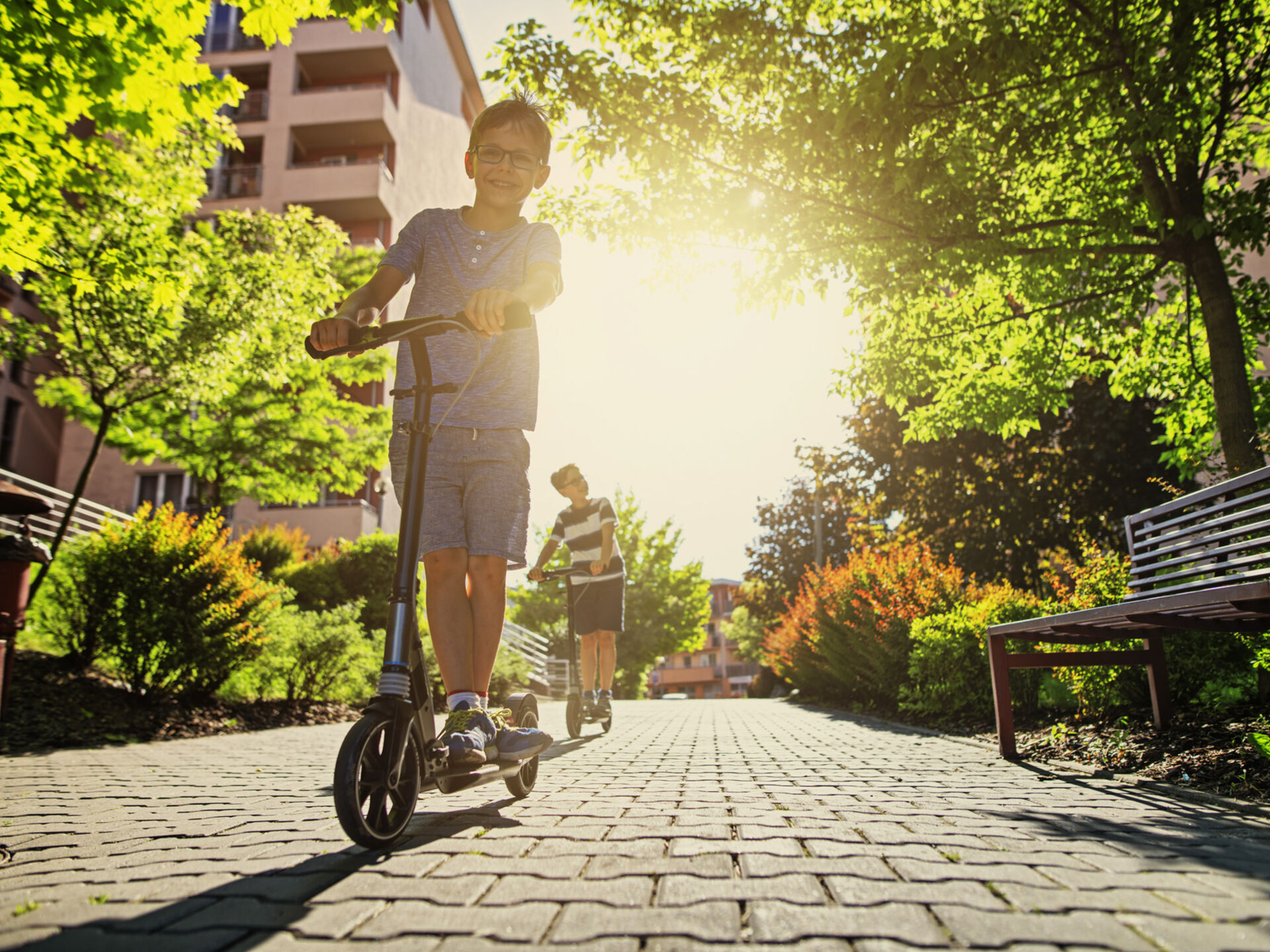 Un enfant roule en trottinette