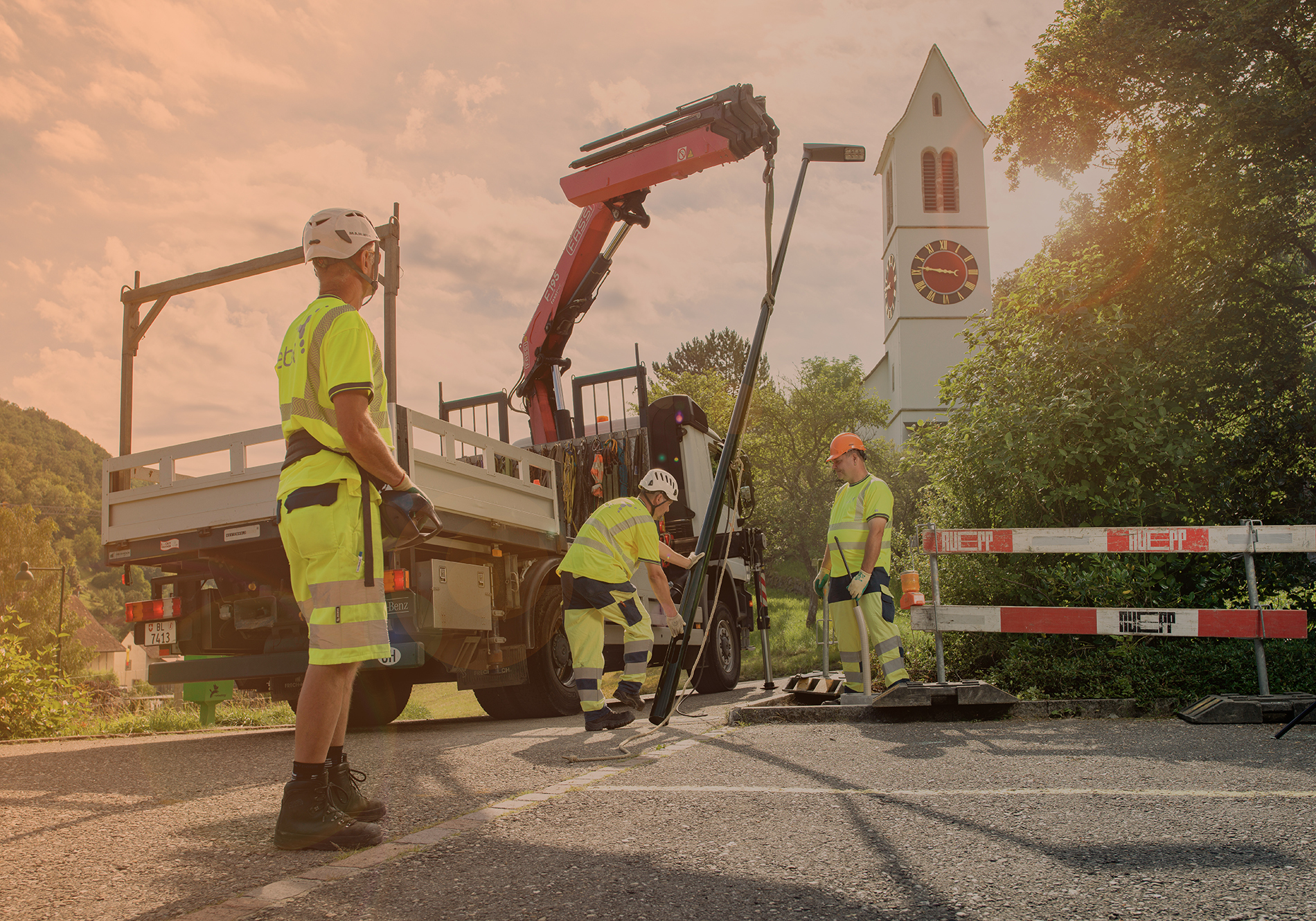 Netzelektriker auf einer Baustelle